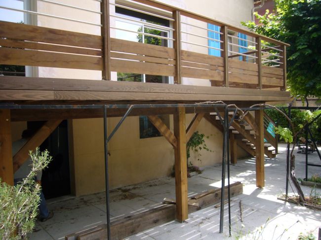 Terrasse en bois sur poteaux à Aix en provence